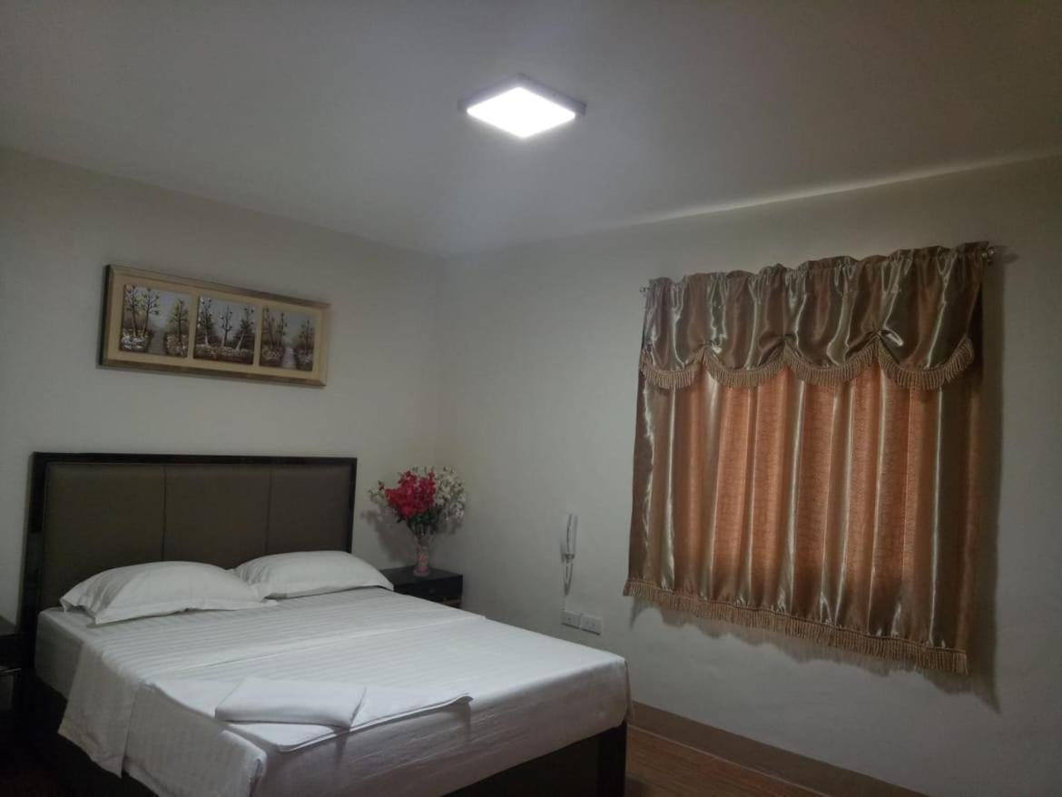 Meaco Royal Hotel - Batangas City Bagian luar foto