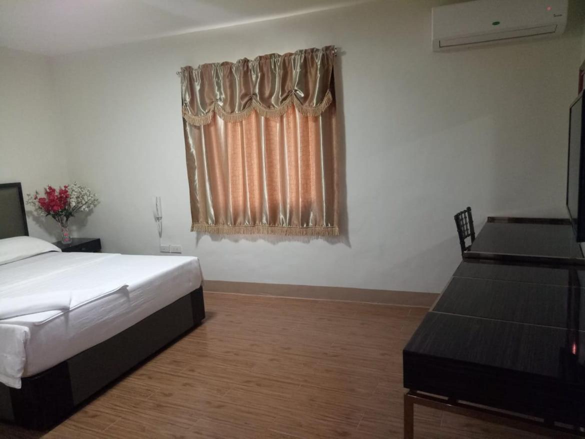 Meaco Royal Hotel - Batangas City Bagian luar foto
