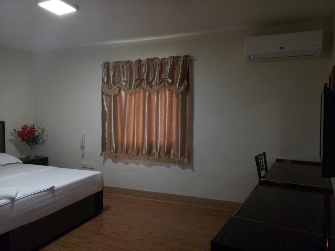 Meaco Royal Hotel - Batangas City Bagian luar foto